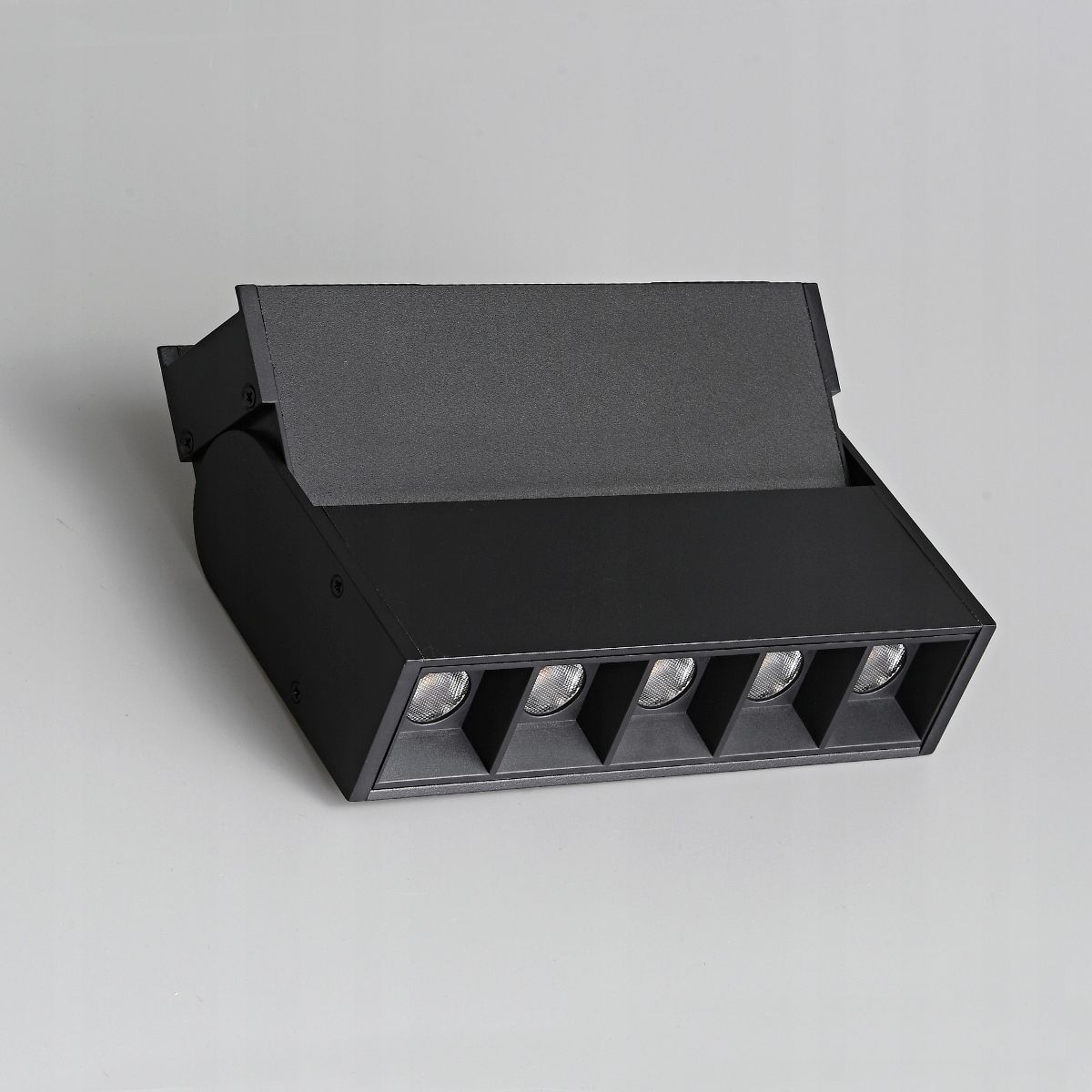  Svítilna páska 12w 2700-6000k 105st. cri90+ černá barva magnetický brillo