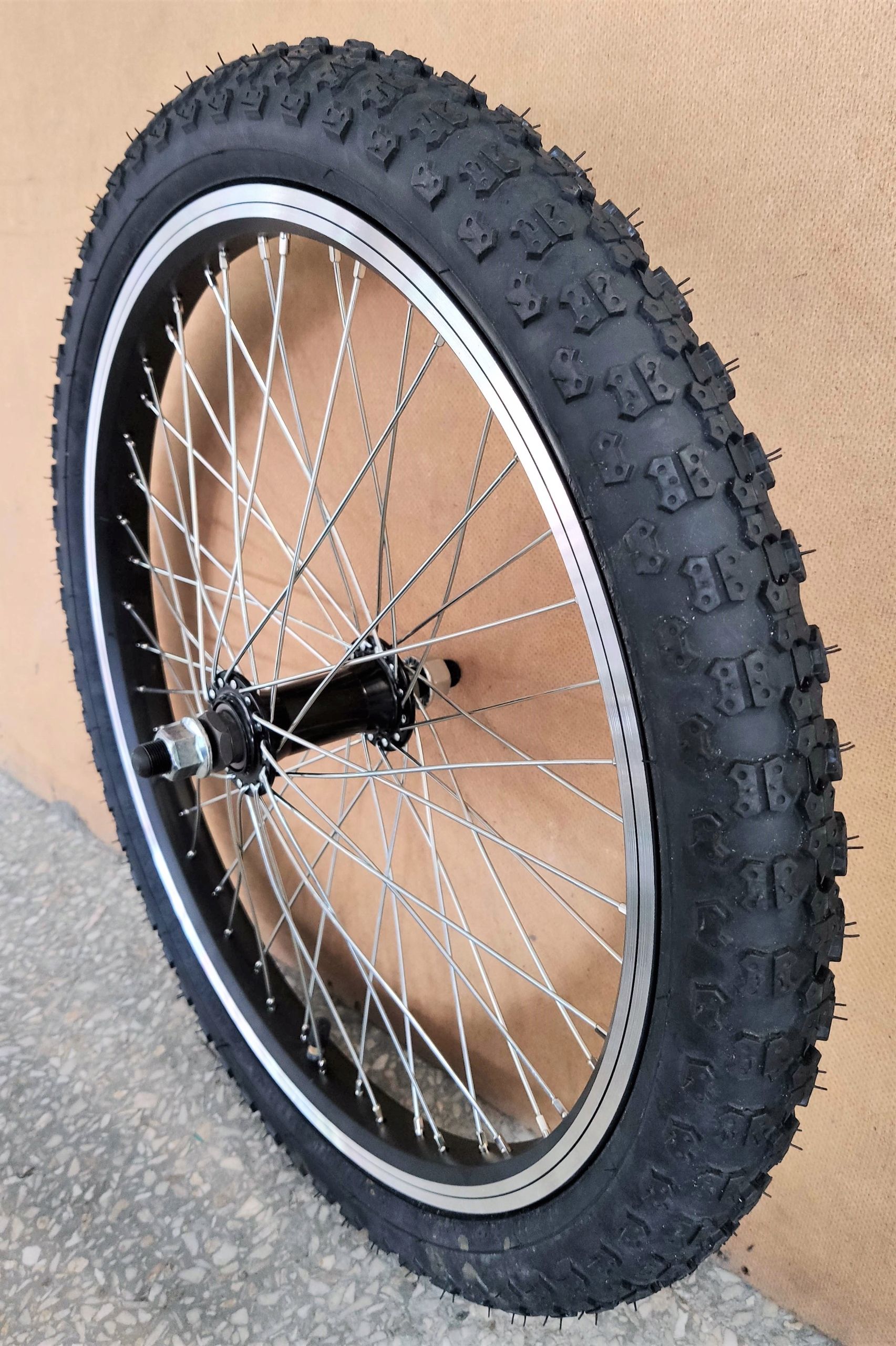  Kolo 20 konec torpedo; hliníkový ráfek. s nábojem velo np. pro skládací kolo typ wigry